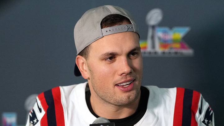 New England Patriots tight end Hunter Henry (85).