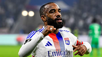 Alexandre Lacazette était pisté par le PSG et l'OM mais est resté à l'OL