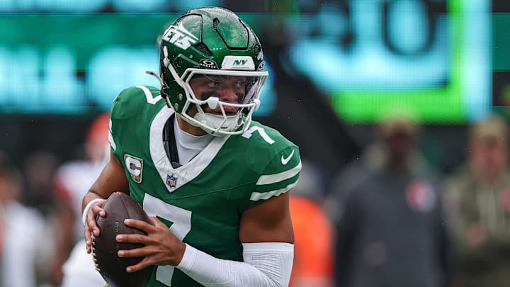 Nov 9, 2025; East Rutherford, New Jersey, USA; New York Jets quarterback Justin Fields (7) rolls out during the first half against the Cleveland Browns at MetLife Stadium. Mandatory Credit: Vincent Carchietta-Imagn Images