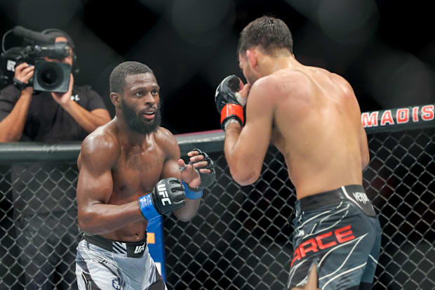 Julio Arce (red gloves) and Montel Jackson (blue gloves) during UFC 281 at Madison Square Garden. 