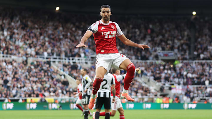 Mikel Merino del Arsenal celebra tras anotar el primer gol de su equipo