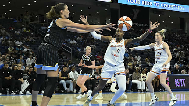 A photo of Rebecca Allen passing the ball