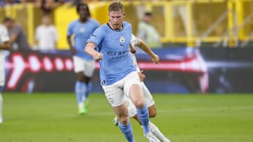 Jul 23, 2022; Green Bay, WI, USA;  Manchester City FC midfielder Kevin De Bruyne (17) controls the ball during the second half against FC Bayern Munich at Lambeau Field. Mandatory Credit: Jeff Hanisch-Imagn Images