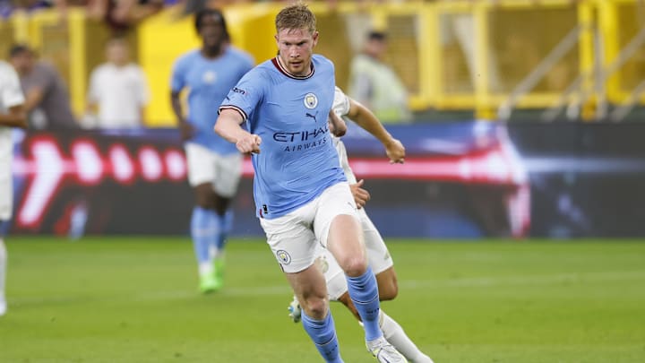 Jul 23, 2022; Green Bay, WI, USA;  Manchester City FC midfielder Kevin De Bruyne (17) controls the ball during the second half against FC Bayern Munich at Lambeau Field. Mandatory Credit: Jeff Hanisch-Imagn Images