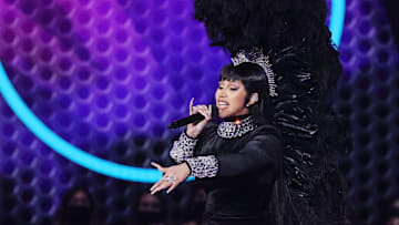 Cardi B sorprendió con distintos looks como host en los AMAs 2021
