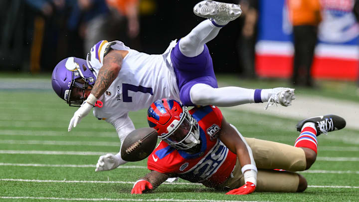 Sep 8, 2024; East Rutherford, New Jersey, USA; Minnesota Vikings cornerback Byron Murphy Jr. (7) breaks up a pass intended for New York Giants running back Tyrone Tracy Jr. (29) during the second half at MetLife Stadium. Mandatory Credit: John Jones-Imagn Images