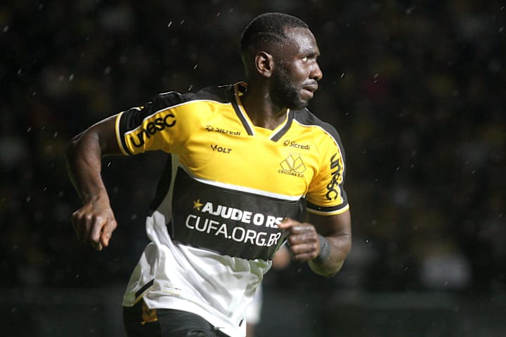 Bolasie foi o grande personagem da partida em Criciúma