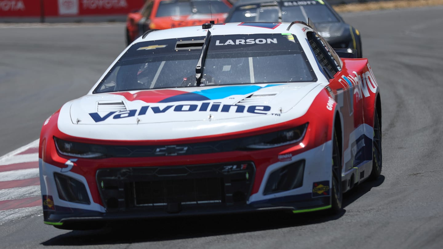 Серия Кубков NASCAR: Кайл Ларсон не стал крупным победителем в Сономе