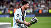 Lionel Messi avec le trophée de la Copa Amercia