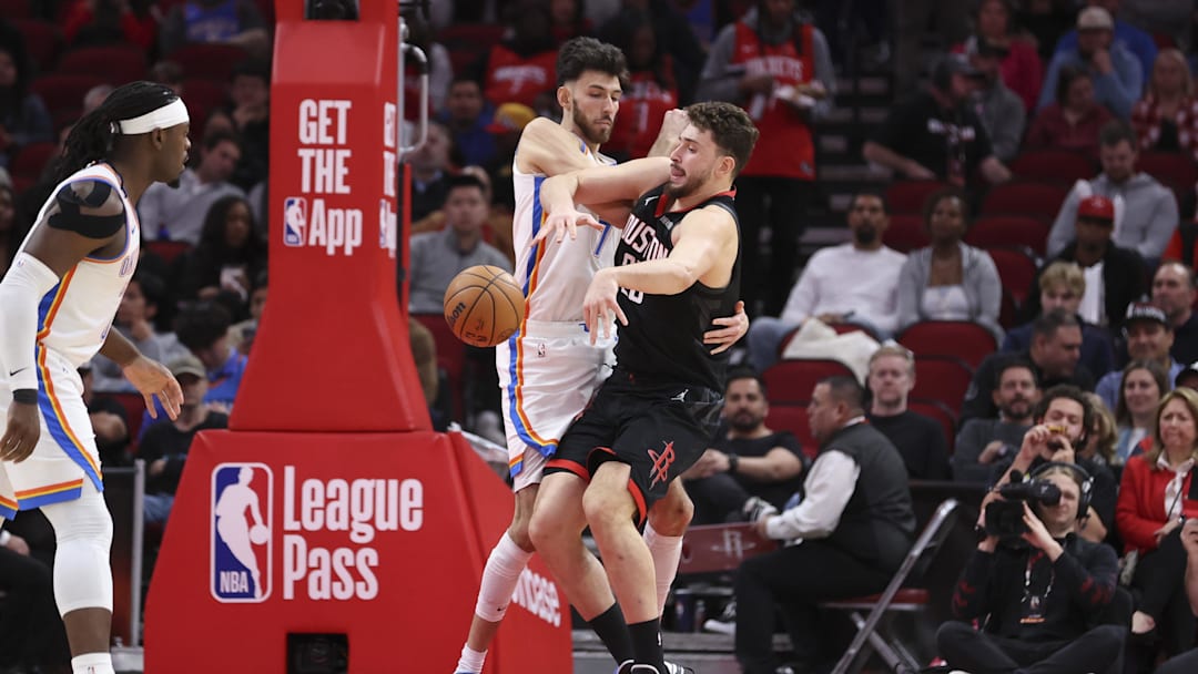 Jan 15, 2026; Houston, Texas, USA; Houston Rockets center Alperen Sengun (28) loses control of the ball as Oklahoma City Thunder center Chet Holmgren (7) defends during the third quarter at Toyota Center. Mandatory Credit: Troy Taormina-Imagn Images