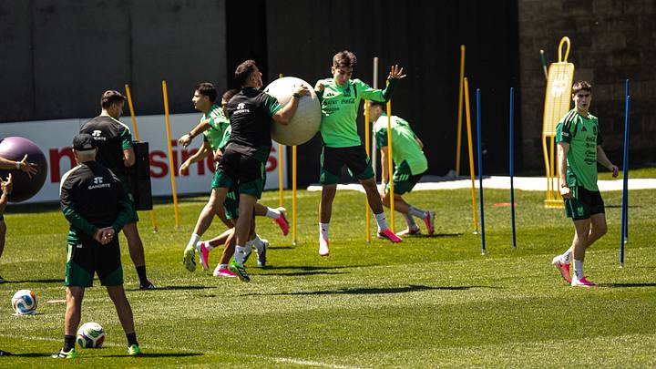 El entrenamiento de este domingo estuvo marcado por una mayor carga física y una intensidad distinta, reflejo de un equipo que sabe que el triunfo sobre Sudáfrica sólo fue el primer paso. El entrenamiento de este domingo estuvo marcado por una mayor carga física y una intensidad distinta, reflejo de un equipo que sabe que el triunfo sobre Sudáfrica sólo fue el primer paso.