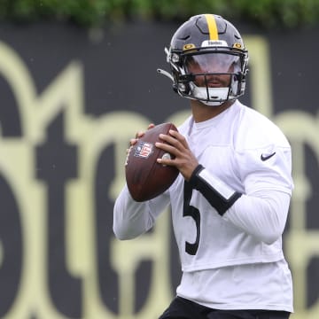 May 26, 2022; Pittsburgh, PA, USA; Pittsburgh Steelers quarterback Chris Oladokun (5) participates in organized team activities at UPMC Rooney Sports Complex. Mandatory Credit: Charles LeClaire-USA TODAY Sports
