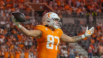 Tennessee tight end Miles Kitselman (87) scores a touchdown during a NCAA game between Tennessee and Kent State in Neyland Stadium in Knoxville on Saturday, Sept. 14, 2024.