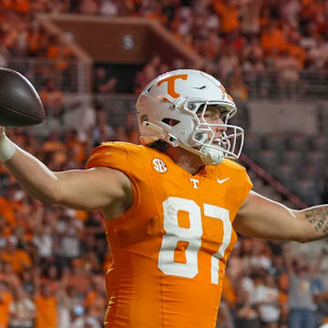 Tennessee tight end Miles Kitselman (87) scores a touchdown during a NCAA game between Tennessee and Kent State in Neyland Stadium in Knoxville on Saturday, Sept. 14, 2024.