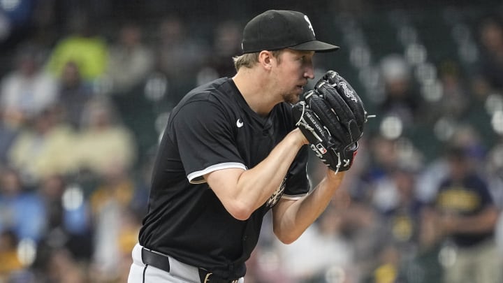 May 31, 2024; Milwaukee, Wisconsin, USA;  Chicago White Sox pitcher Erick Fedde (20) looks in for a sign print to throwing a pitch during the first inning against the Milwaukee Brewers at American Family Field. Mandatory Credit: Jeff Hanisch-USA TODAY Sports