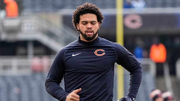 Chicago Bears quarterback Caleb Williams (18) warms up before the game 