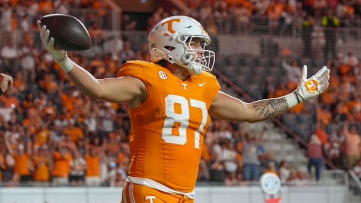 Tennessee tight end Miles Kitselman (87) scores a touchdown during a NCAA game between Tennessee and Kent State in Neyland Stadium in Knoxville on Saturday, Sept. 14, 2024.