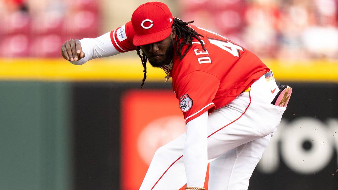 Cincinnati Reds shortstop Elly De La Cruz (44) fields a ground ball in the first inning between the Milwaukee Brewers and Cincinnati Reds at Great American Ball Park in Cincinnati on Wednesday, June 24, 2026.