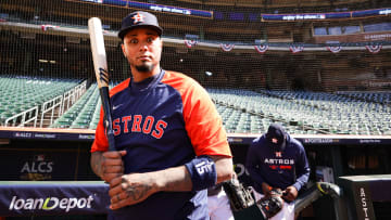 Martín Maldonado tuvo que cambiar su bate para el Juego 2 de la Serie Mundial 