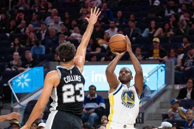 Golden State Warriors guard Chris Paul (3) shoots the basketball against San Antonio Spurs forward Zach Collins (23). 