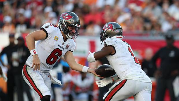 Tampa Bay Buccaneers quarterback Baker Mayfield (6) hands the ball off to running back Rachaad White (1)