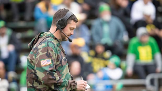 Oregon head coach Dan Lanning takes notes during the Oregon Ducks’ Spring Game 