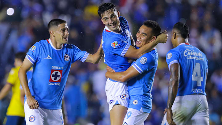 Charly Rodríguez festeja un gol de Cruz Azul junto al argentino Lorenzo Faravelli y el paraguayo Camilo Cándido