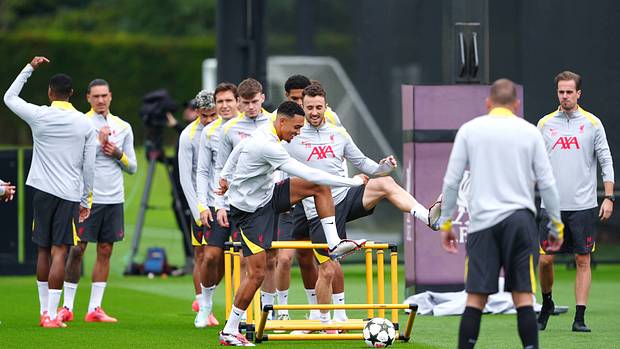 Trent Alexander-Arnold de Liverpool, Diogo Jota et ses coéquipiers lors d'une séance de formation au centre de formation AXA Trent Alexander-Arnold de Liverpool, Diogo Jota et ses coéquipiers lors d'une séance de formation au centre de formation AXA