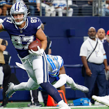 Dallas Cowboys tight end Jake Ferguson runs after a catch during the first quarter against the Detroit Lions at AT&T Stadium.