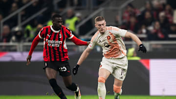 Artem Dovbyk (R) of AS Roma competes for the ball with Fikayo Tomori