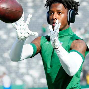 New York Jets cornerback Sauce Gardner (1) warms up at MetLife Stadium before the game, Sunday, November 17, 2024, in East Rutherford.