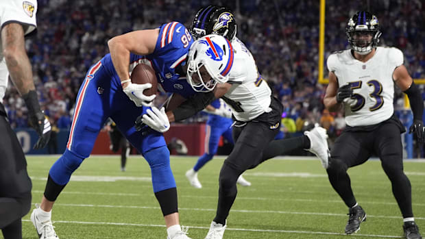 Buffalo Bills tight end Dalton Kincaid (86) runs with the ball against Baltimore Ravens cornerback Marlon Humphrey (44).