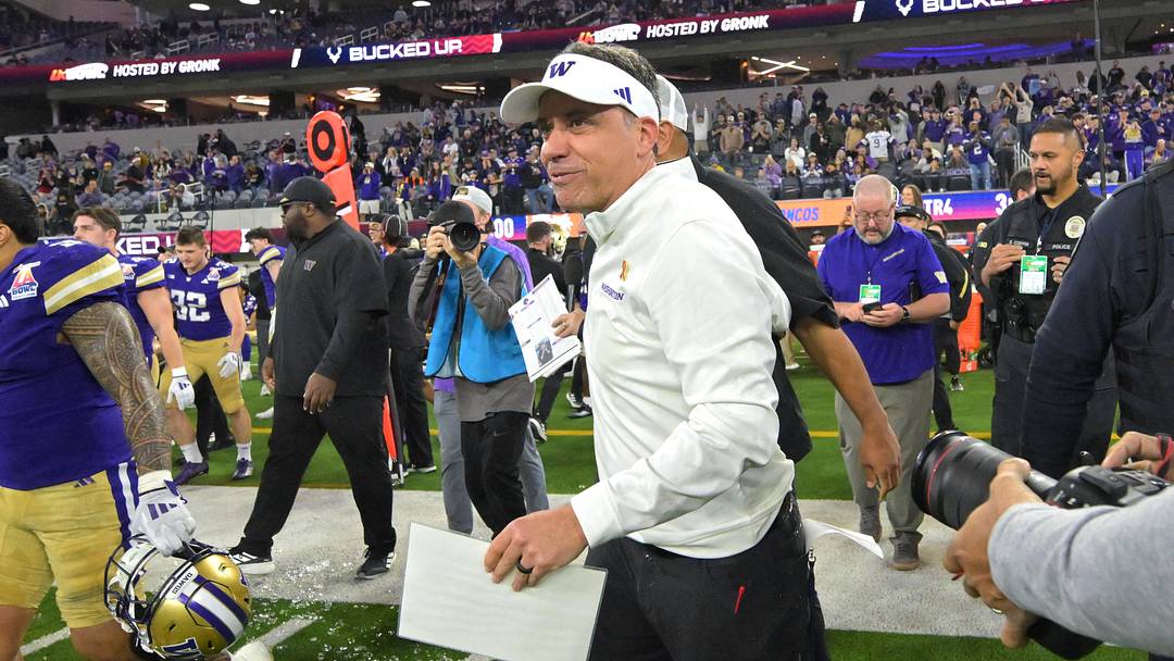 Dec 13, 2025; Inglewood, CA, USA; Washington Huskies head coach Jedd Fisch runs on to the field after defeating the Boise State Broncos in the LA Bowl at SoFi Stadium. Mandatory Credit: Jayne Kamin-Oncea-Imagn Images Dec 13, 2025; Inglewood, CA, USA; Washington Huskies head coach Jedd Fisch runs on to the field after defeating the Boise State Broncos in the LA Bowl at SoFi Stadium. Mandatory Credit: Jayne Kamin-Oncea-Imagn Images