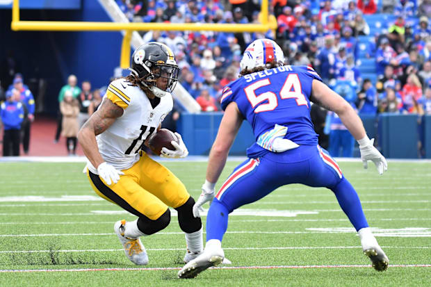 Buffalo Bills linebacker, Baylon Spector sets up to make a tackle against the Pittsburgh Steelers.
