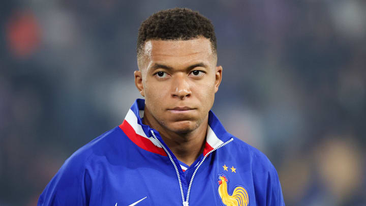 Kylian Mbappé devrait débuter avec l'équipe de France contre l'Azerbaïdjan. Kylian Mbappé devrait débuter avec l'équipe de France contre l'Azerbaïdjan.