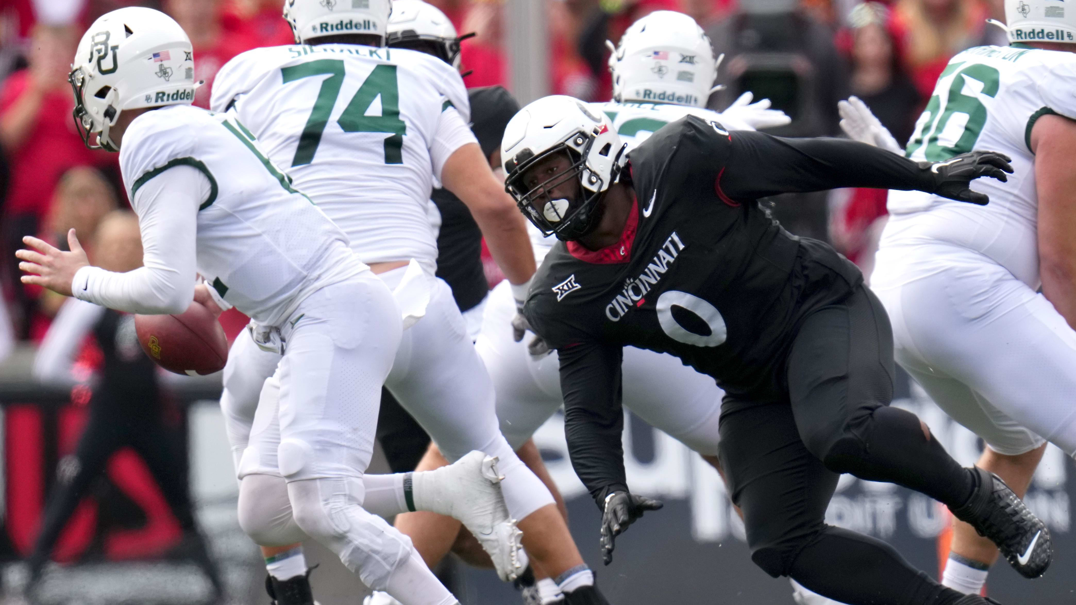 Cincinnati Bearcats defensive end Jowon Briggs (0).