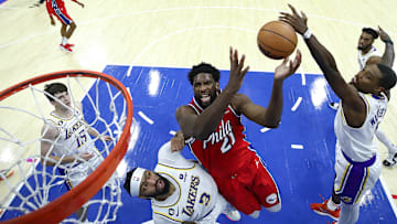 Hay quienes no descartan que Lakers y 76ers acuerden un pacto por Joel Embiid