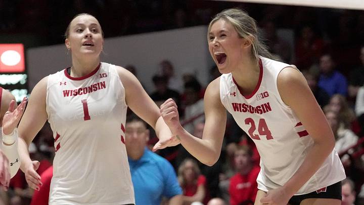 Wisconsin setter Charlie Fuerbringer (24).