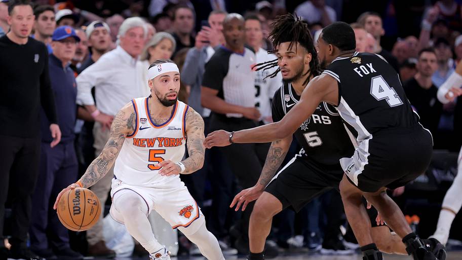 Knicks guard Jose Alvarado controls the ball against Spurs guards Stephon Castle and De’Aaron Fox in the fourth quarter.
