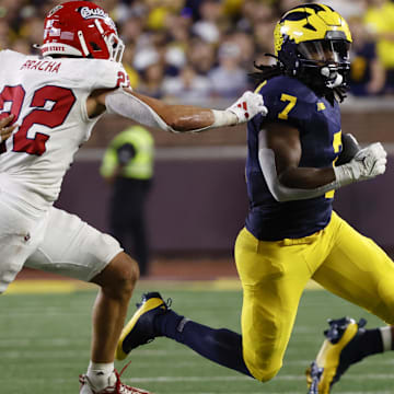 Aug 31, 2024; Ann Arbor, Michigan, USA;  Michigan Wolverines running back Donovan Edwards (7) runs the ball against the Fresno State Bulldogs in the first half at Michigan Stadium. Mandatory Credit: Rick Osentoski-Imagn Images