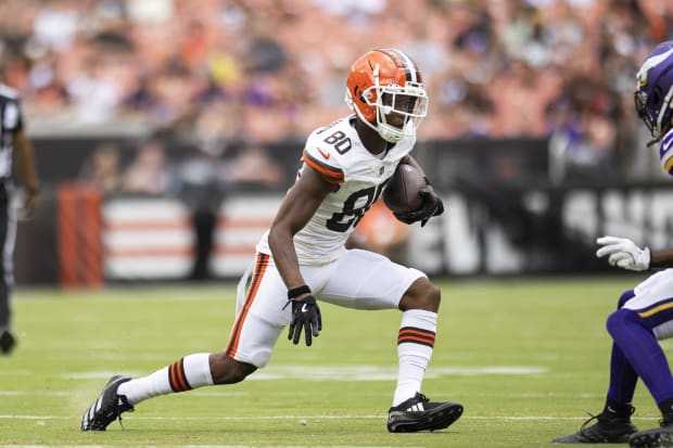 Wide receiver runs with ball after catch. 