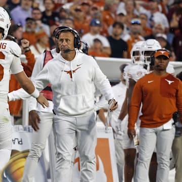 Texas Longhorns head coach Steve Sarkisian reacts with Texas Longhorns quarterback Arch Manning during the fourth quarter against the Mississippi State Bulldogs