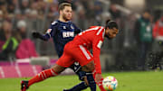 Benno Schmitz im Zweikampf mit Serge Gnabry