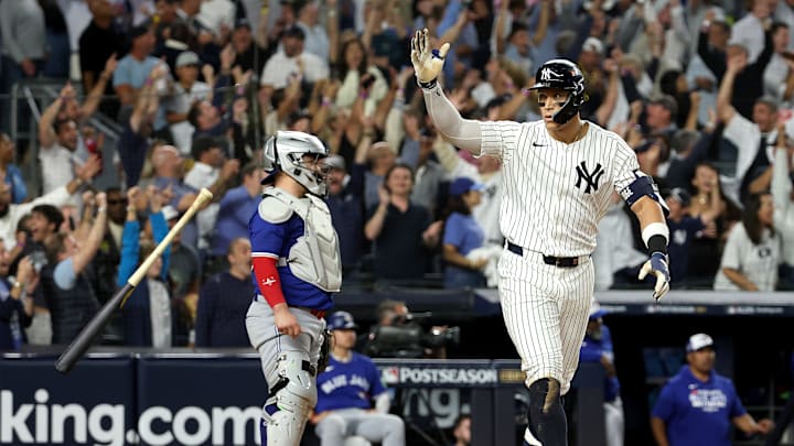 Aaron Judge celebra tras conectar el jonrón del empate ante los Blue Jays de Toronto
