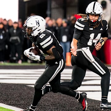 TJ Lateef hands the ball off to Emmett Johnson against USC.