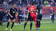 Jugadores de Rayados de Monterrey celebran el gol del portero Luis Cárdenas.