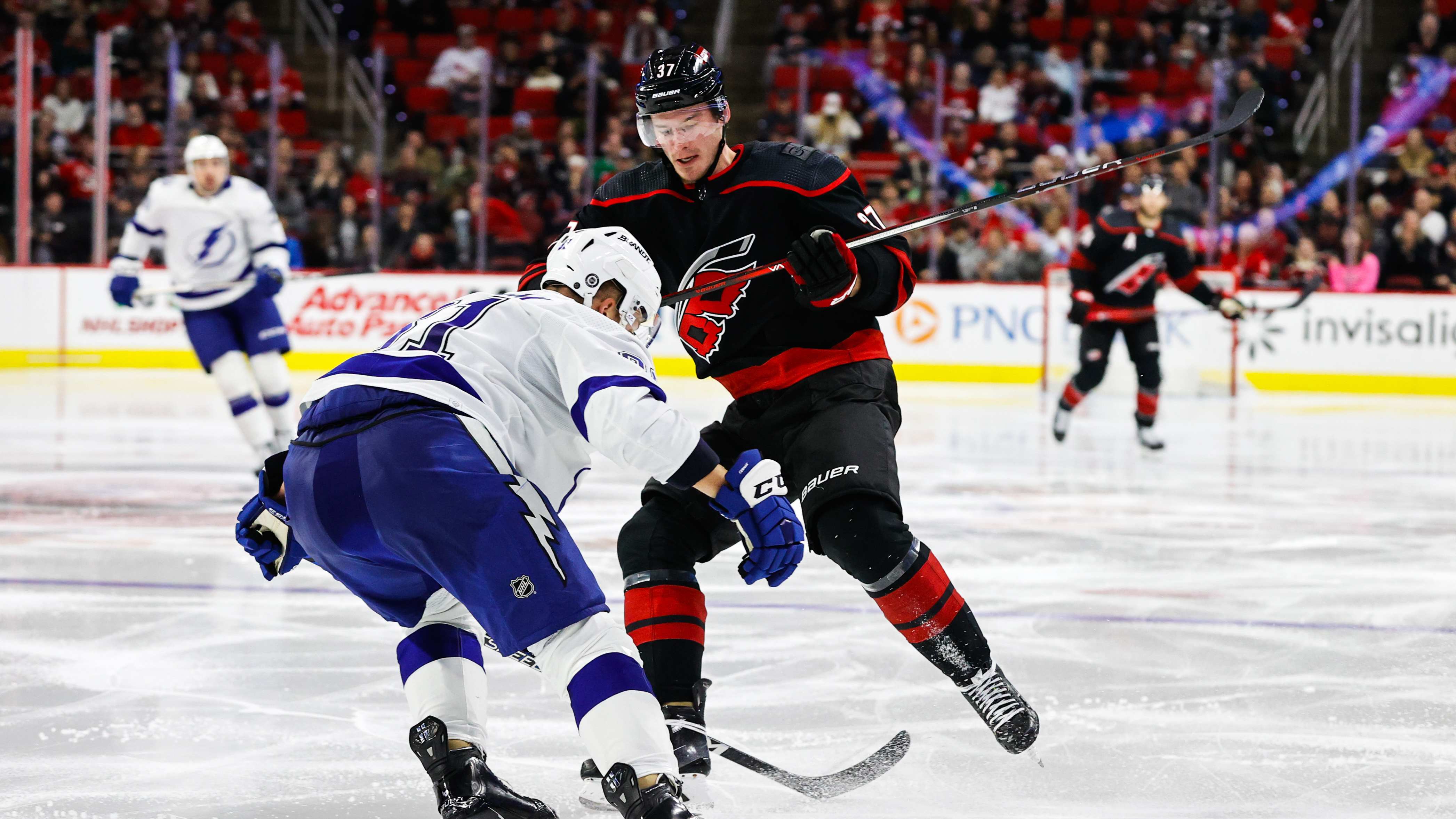 カロライナ・ハリケーンズがタンパベイ・ライトニングを主催して2024年のNHLシーズン開幕