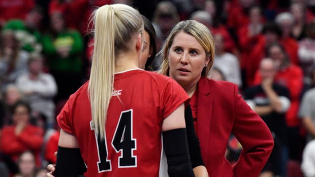 Louisville's head coach Dani Busboom Kelly talks with Anna DeBeer during a time out during their NCAA Regional Final