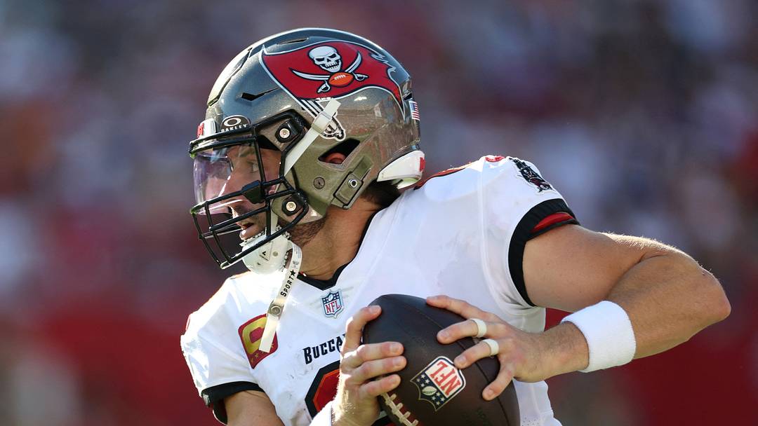 Tampa Bay Buccaneers quarterback Baker Mayfield (6) scrambles with the ball against the Minnesota Vikings Tampa Bay Buccaneers quarterback Baker Mayfield (6) scrambles with the ball against the Minnesota Vikings