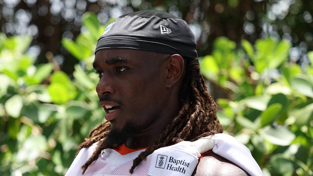 Miami Dolphins center Aaron Brewer